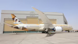 787 outside Etihad Engineering hangar