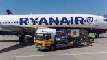 Ryanair jet refueling
