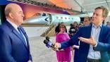 Gulfstream President Mark Burns speaks with reporters with the G300 cabin mockup in the background. 