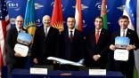 Officials from Boeing and Uzbekistan Airways at their latest aircraft order signing ceremony.