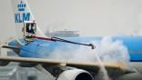 klm jet getting de-iced