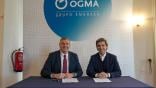 Axiscades Group CEO and Managing Director Alfonso Martinez with OGMA CEO Paulo Monginho.