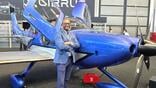 Boni Caldeira in front of a cirrus aircraft