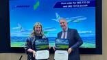 Boeing Commercial Airplanes president & CEO Stephanie Pope and SMBC Aviation Capital CEO Peter Barrett.