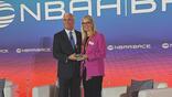 Lee Ann Shay receiving NBAA's 2026 Gold Wing Award