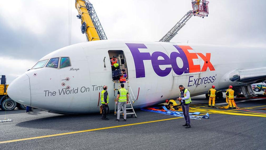 FedEx Boeing 767 with failed nose gear