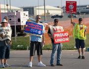 union strikers outside Spirit AeroSystems plans