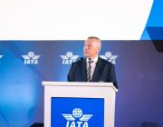 IATA Director General Willie Walsh speaking at a podium