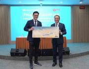 Vietnam Airlines CEO Le Hong Ha (right) and SAT CEO Kerry Mok 