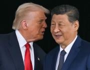 Donald Trump whispering in Xi Jinping's ear