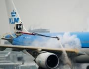 klm jet getting de-iced