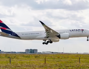 latam a350 landing in paris