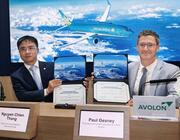 (L-R) Nguyen Chien Thang, EVP of Vietnam Airlines, and Paul Geaney, President & Chief Commercial Officer of Avolon.