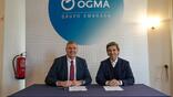 Axiscades Group CEO and Managing Director Alfonso Martinez with OGMA CEO Paulo Monginho.